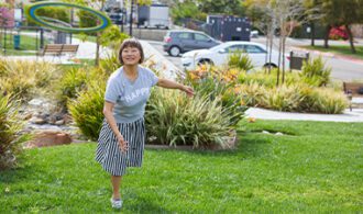 woman-with-frisbee